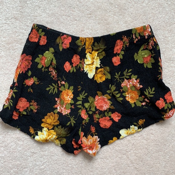 🔮2/$15🔮 Black floral print crepe shorts - Picture 2 of 3